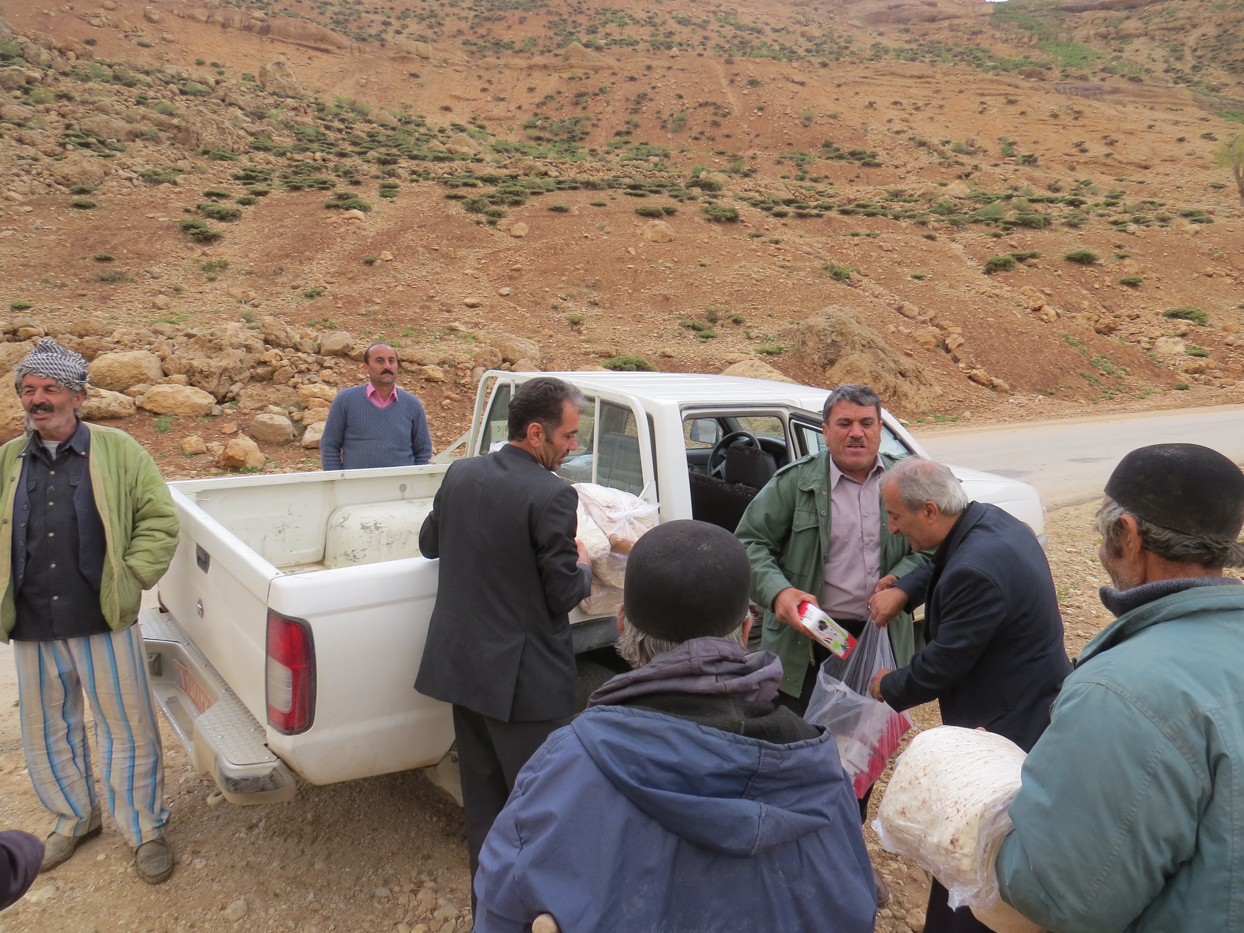 امداد رسانی و خدمات رسانی به عشایر استان گرفتار شده در بارندگی های اخیر